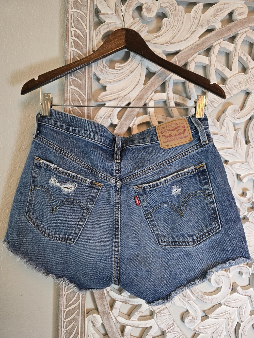 Levi's Women's 501 Distressed Denim Shorts Button Fly Frayed Hem 28 - Picture 6 of 11